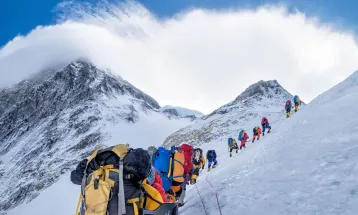 Government Mandates Electronic Chips for Sagarmatha Climbers and Guides